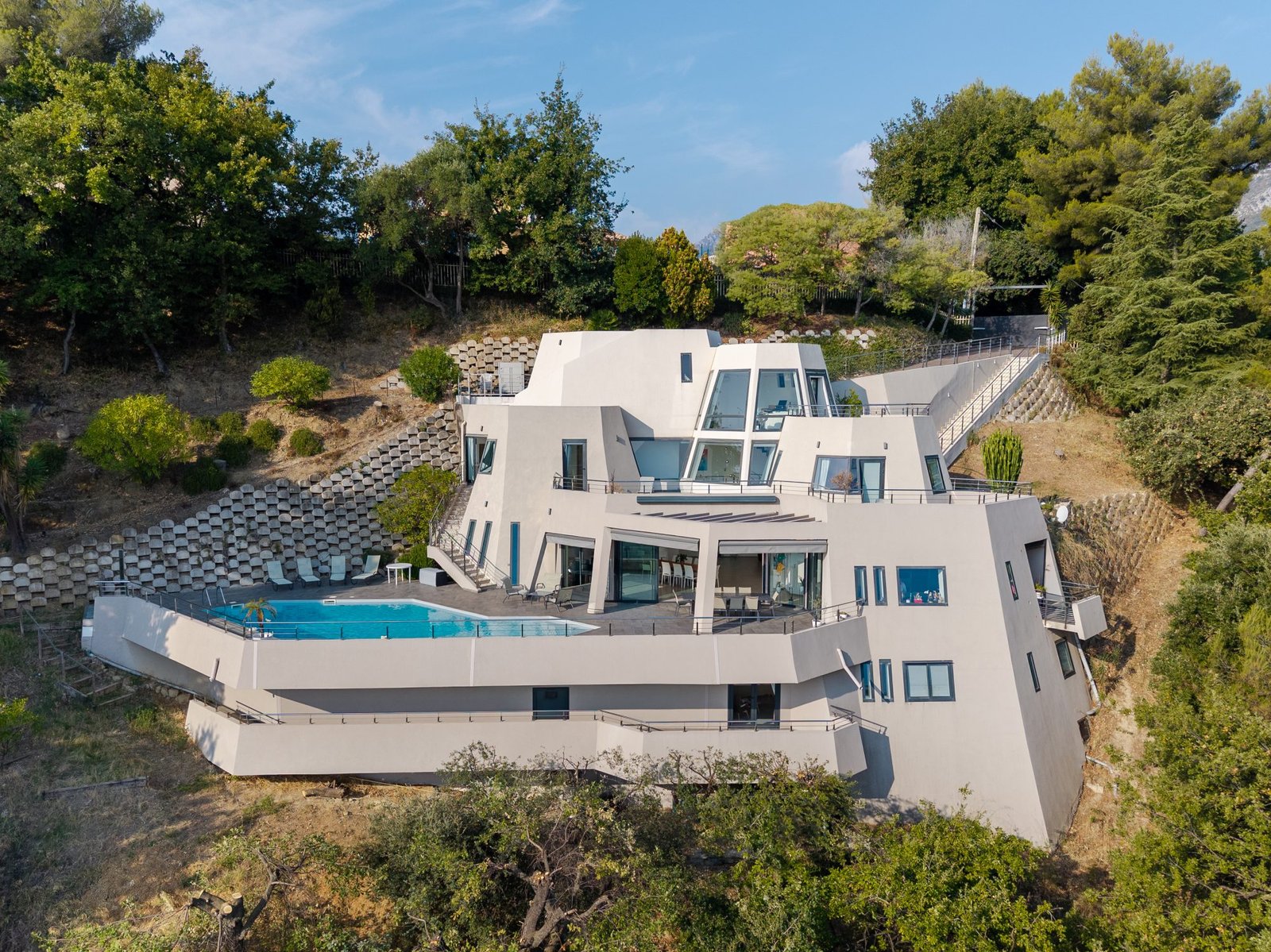 Architecture exceptionnelle – Villa postmoderne avec vue spectaculaire