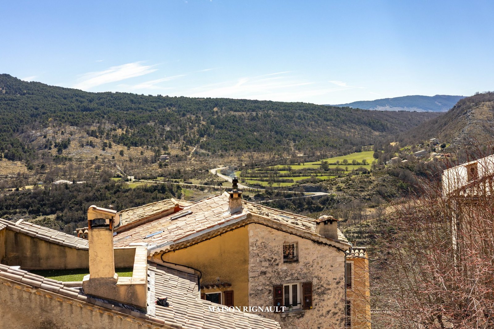 Maison de village sur le rocher de Coursegoules