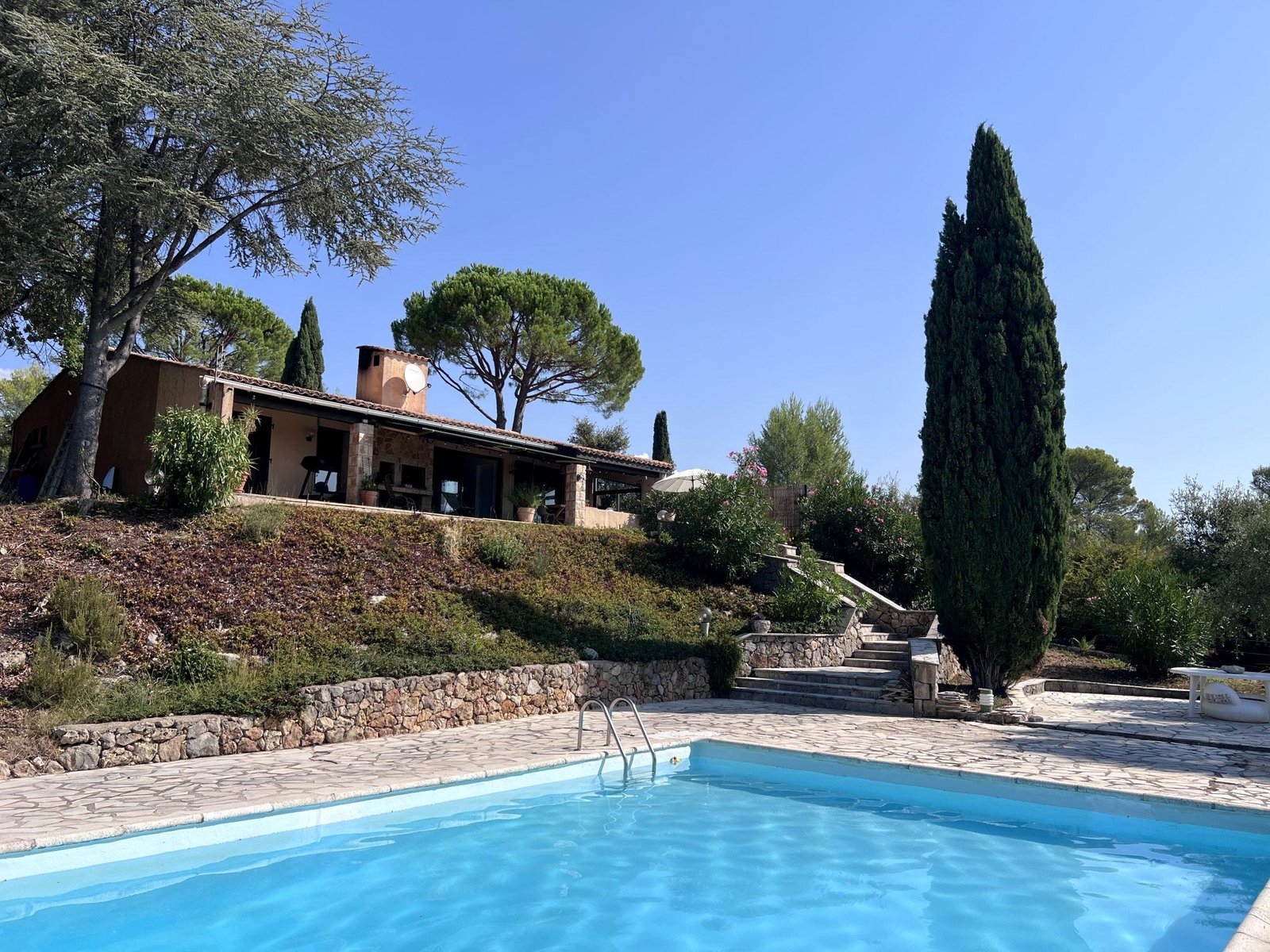 La plus belle vue de Seillans, maison des années 70 avec piscine et vue