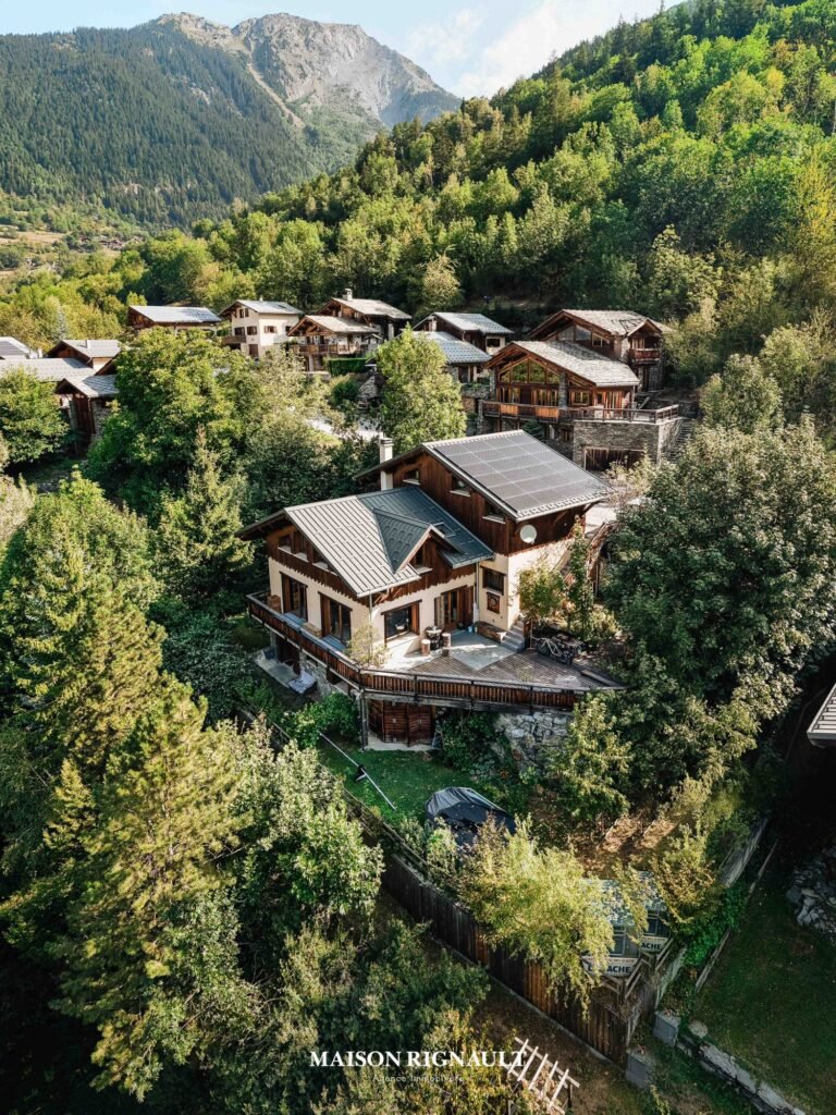 Immobilier à Sainte-Foy-Tarentaise en 2026 : prix au m² par secteur, chalets et conseils pour acheter ou vendre