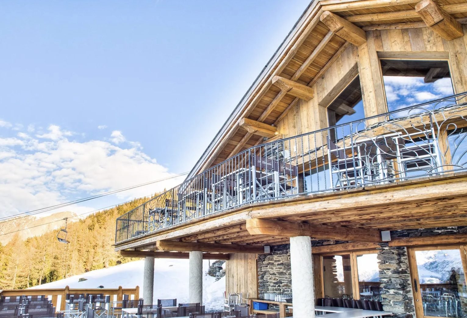 Sainte-Foy-Tarentaise / Restaurant d&rsquo;altitude skis aux pieds